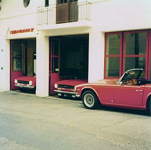 3 Triumph TR6 rouges, toutes prtes pour une ballade !