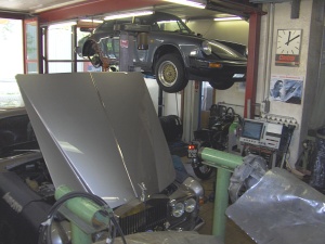 Vue partielle de l'atelier, une Rolls-Royce et une Porsche en rvision