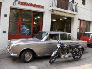 La Rolls-Royce de Peter Fonda et la moto Vincent de Steve Mc Quenn